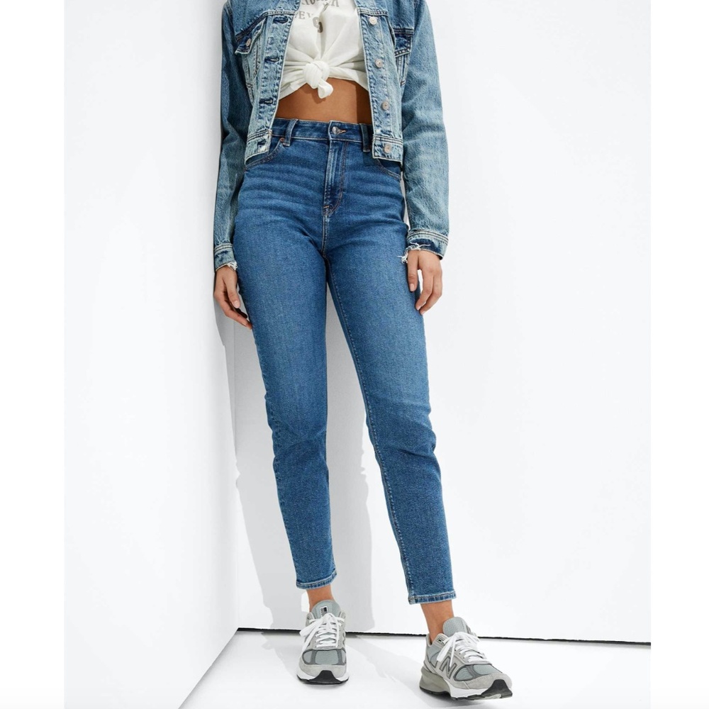 American Eagle Mom Jean Medium Blue Wash 10 High Waist Straight Leg Classic